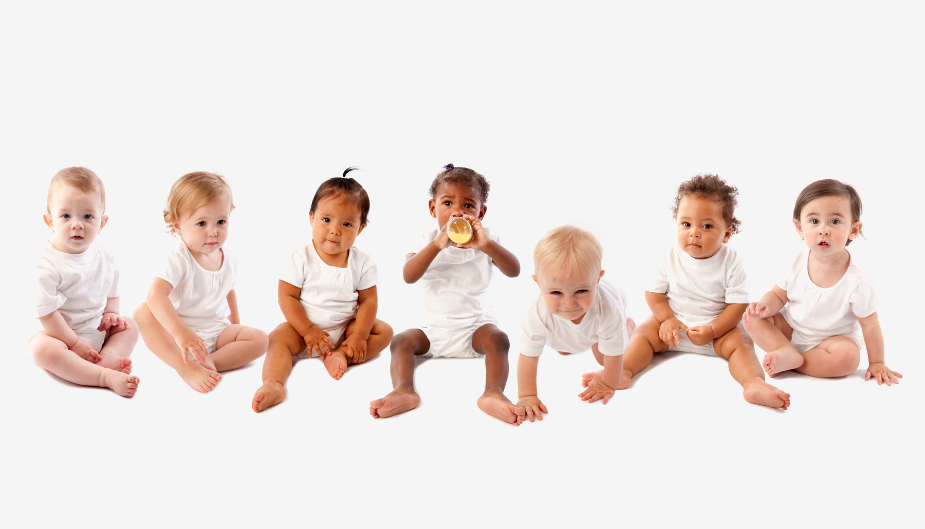 HalloBaby Sieben Babys mit verschiedenen Nationalitäten, gekleidet in weißen Bodys.